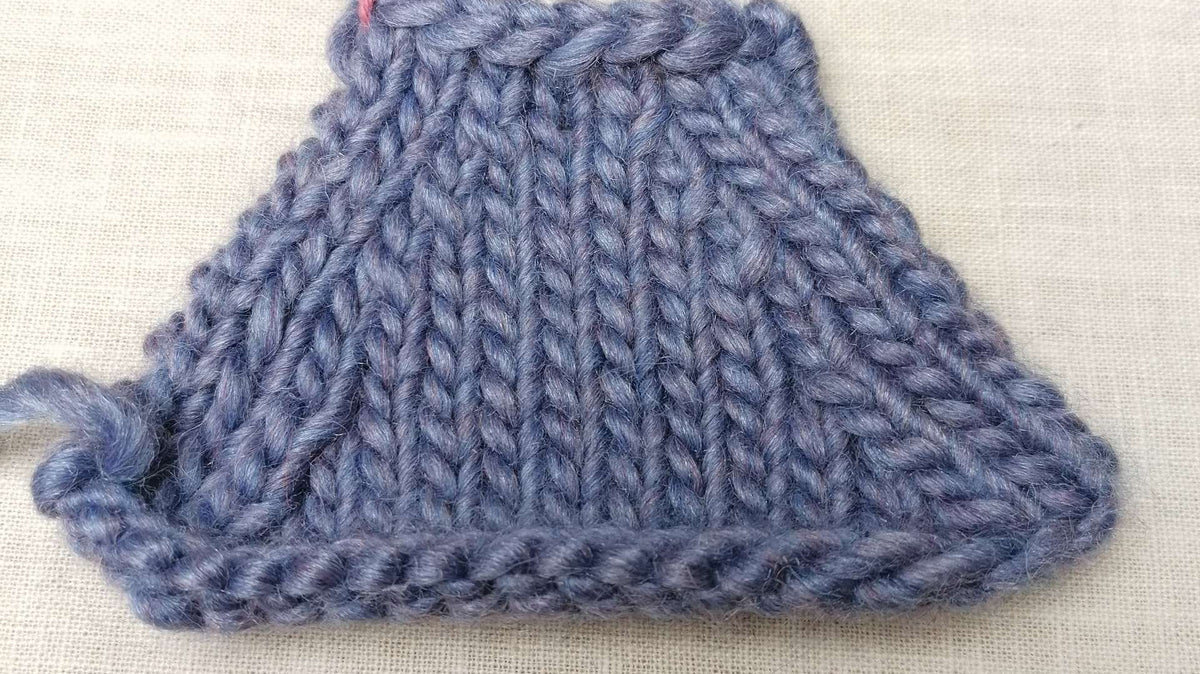 Blaue Strickprobe mit Abnahmen an beiden Seiten