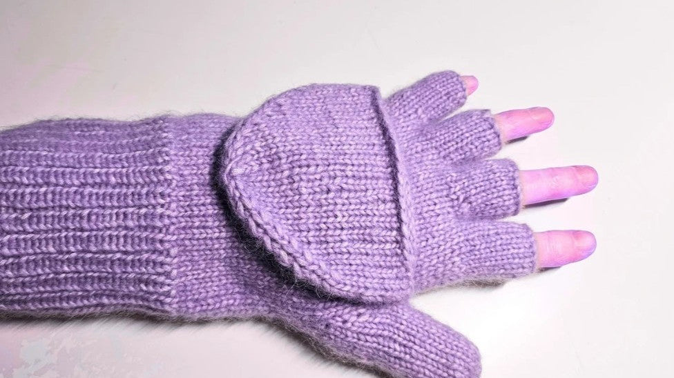 Gestrickter Marktfrauenhandschuh in Lila an der Hand, Klappe zurückgeschlagen, Finger frei