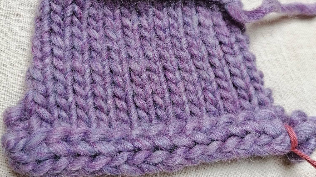 Lila Strickprobe mit I-Cord-Abkettkante