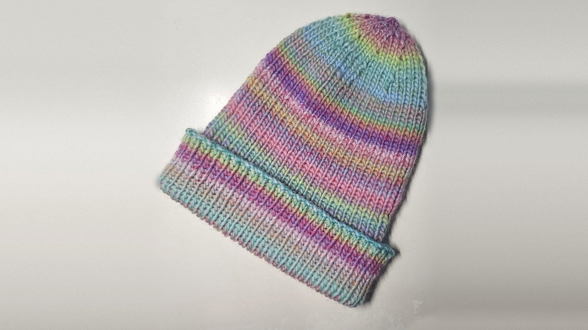 Rippenmütze Lotta aus Kremke Color Crush in Farbe 104 Dopamine Dressing mit umgeschlagenem Rand