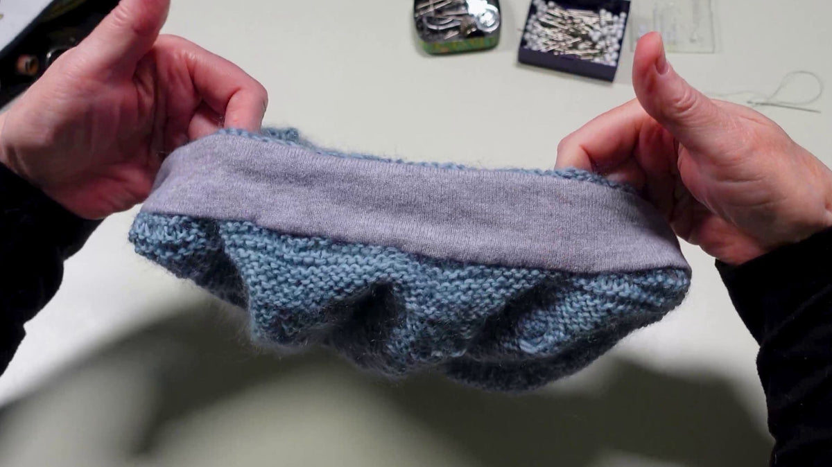 Gestrickte Baskenmütze mit eingenähtem Stirnband aus Jersey
