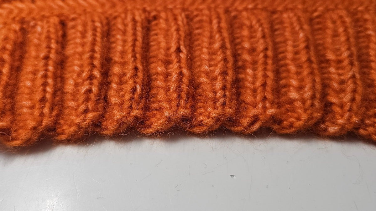 Orangefarbenes Rippenbündchen mit runder Anschlagkante