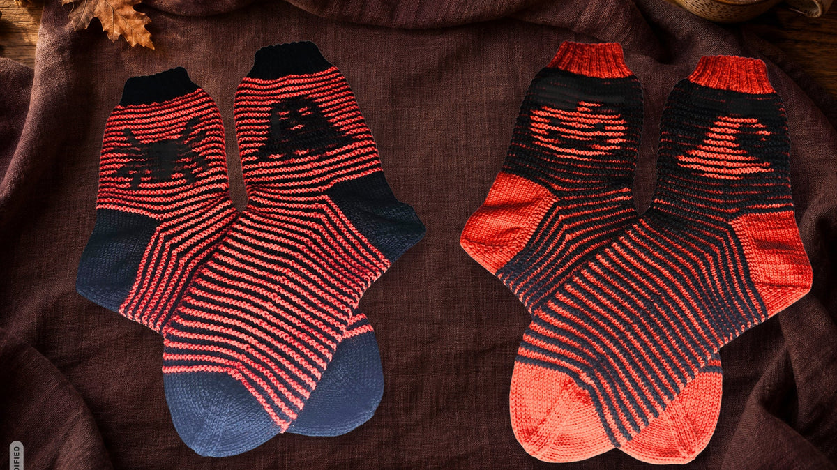 Halloween-Socken Spider & Ghost und Pumpkin & Witch aus Claudia Wersings Originalfotos, auf warmem Stoff mit Herbstlaub und Tee. Hintergrund mit KI gestaltet; AI MODIFIED.