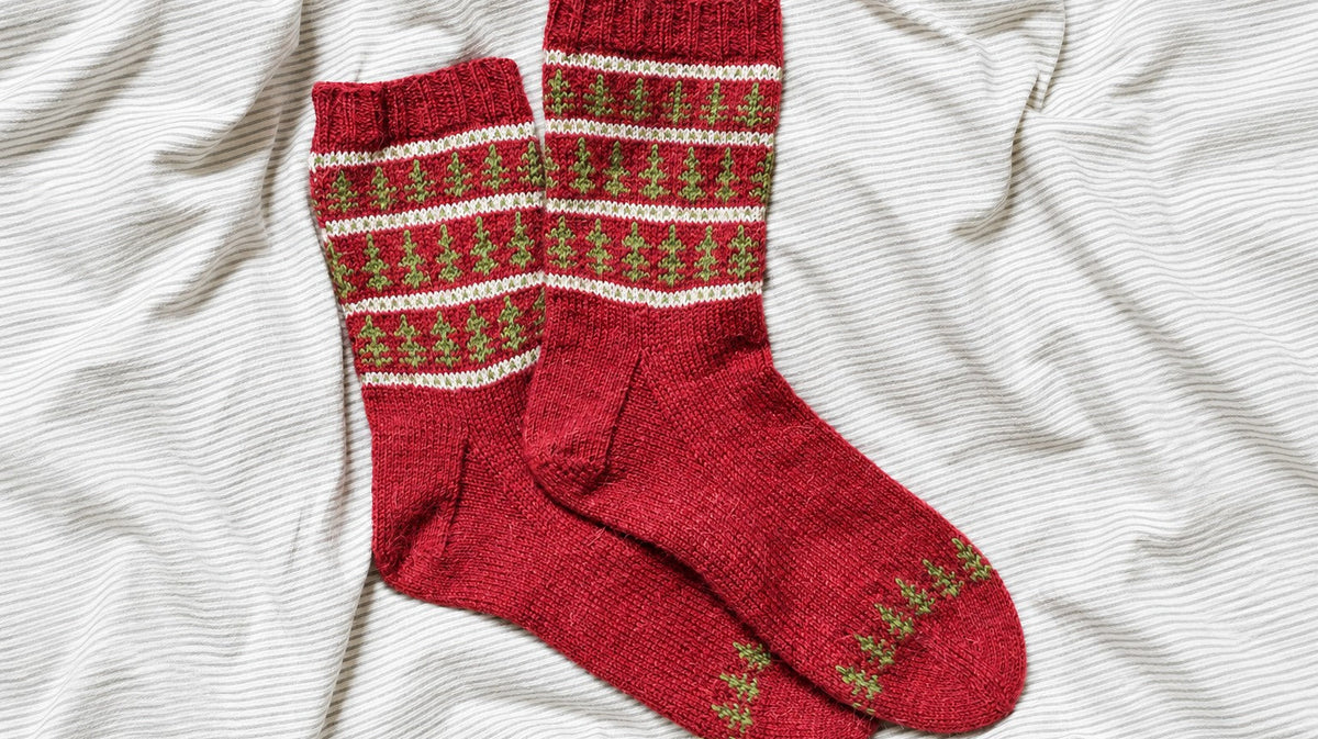 Zwei rote Socken Tannenparade mit grünen Tannen und weißen Streifen auf gestreiftem Stoff. Hintergrund für das Querformat mit KI erweitert.