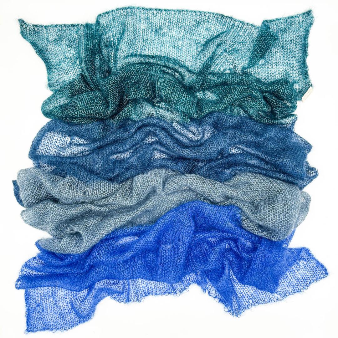 Kit Cobweb Kidsilk Shawl von Cowgirlblues in der Farbstellung Blues24 mit Anleitung und Projektbeutel
