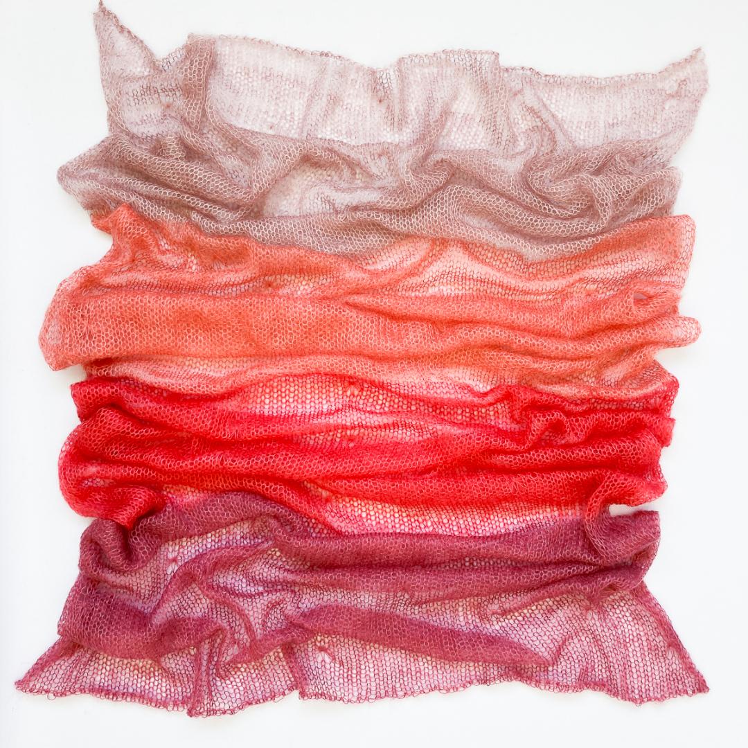 Kit Cobweb Kidsilk Shawl von Cowgirlblues in der Farbstellung Pinks and Reds mit Anleitung und Projektbeutel