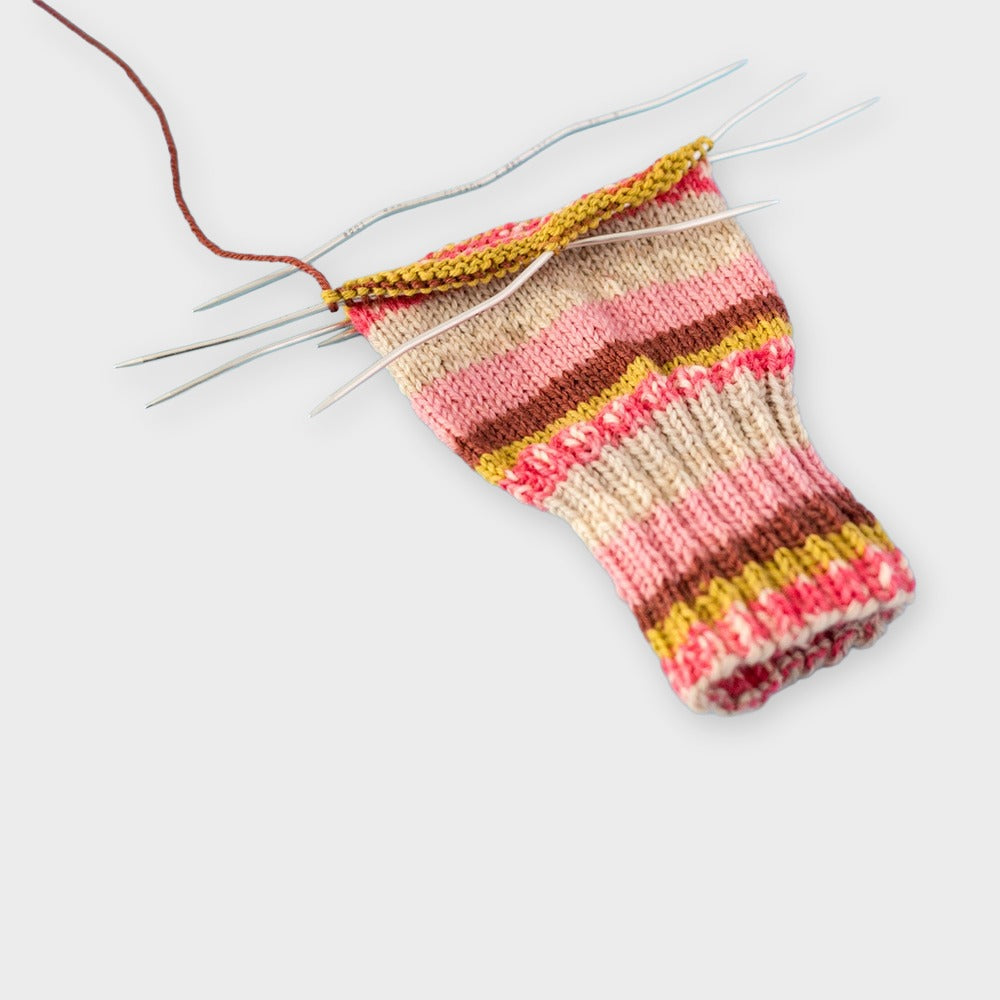 AddiCraSySnake Lace Nadelspiel mit gestrickter Socke