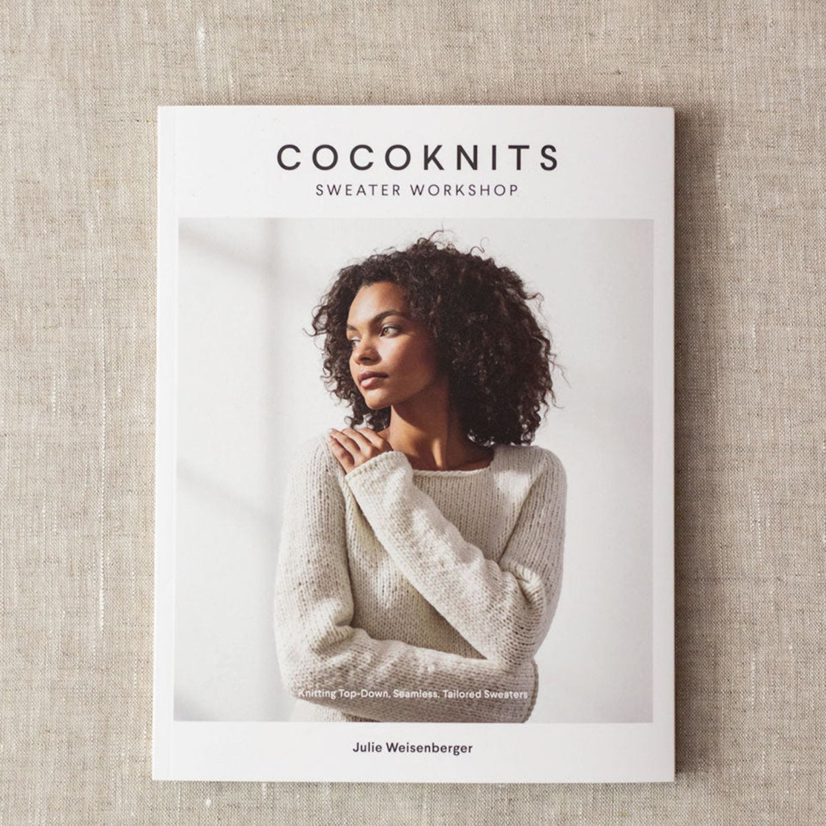 Cover des Buchs Cocoknits Sweater Workshop von Julie Weisenberger mit Model in hellem Top-down-Pullover