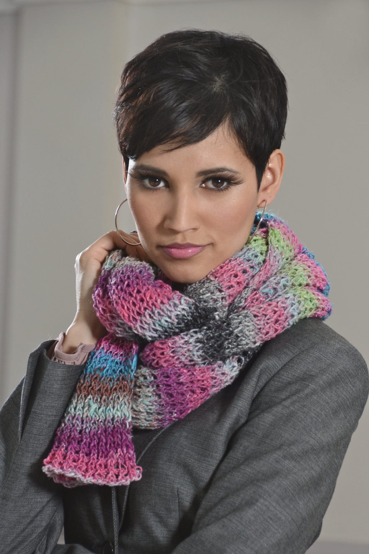 Schal Christina aus buntem Verlaufsgarn, Rippenmuster mit zwei Nadelstärken gestrickt.