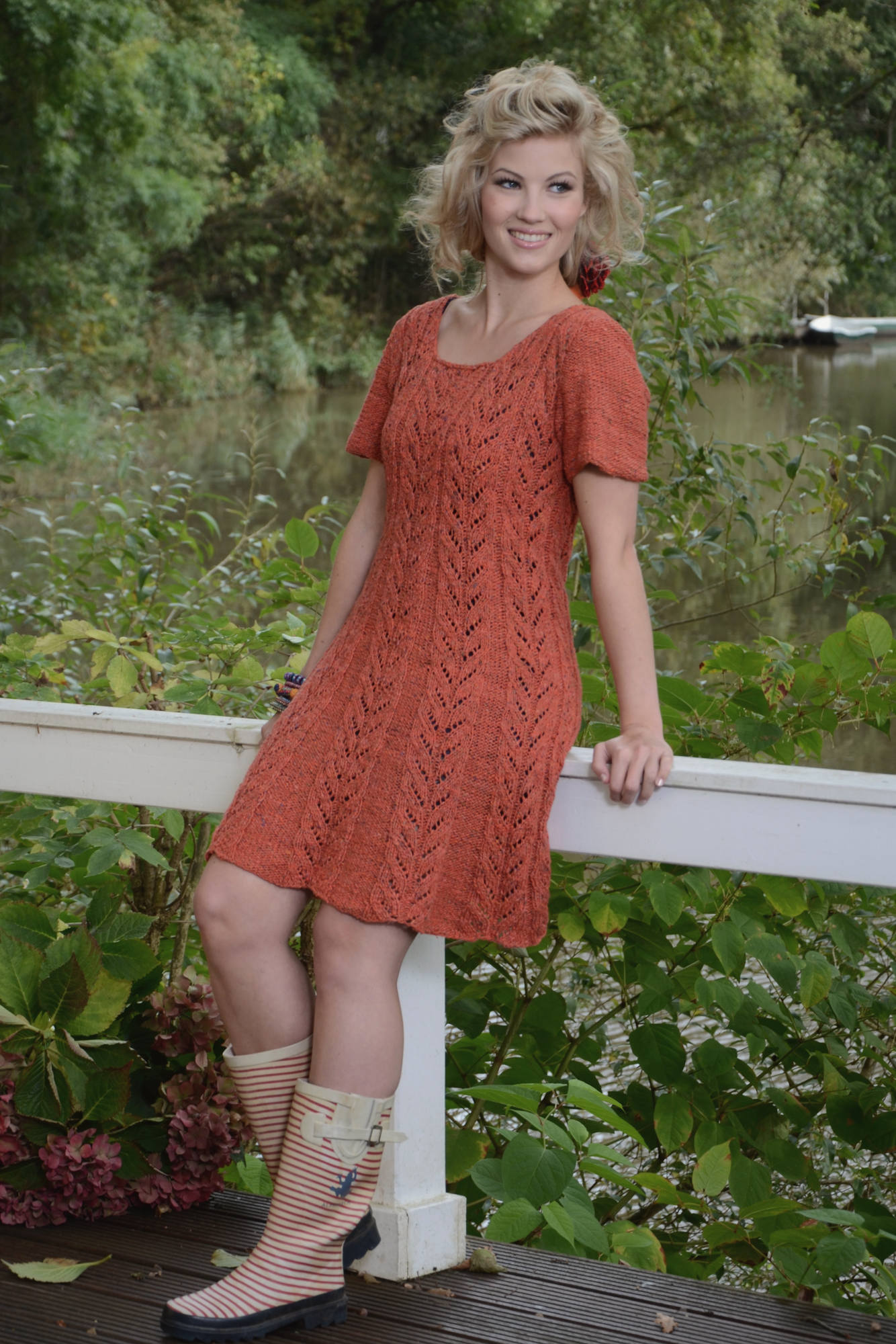 Langes Kleid Coral aus buntem Verlaufsgarn, in Runden gestrickt mit Lochmusterstreifen.