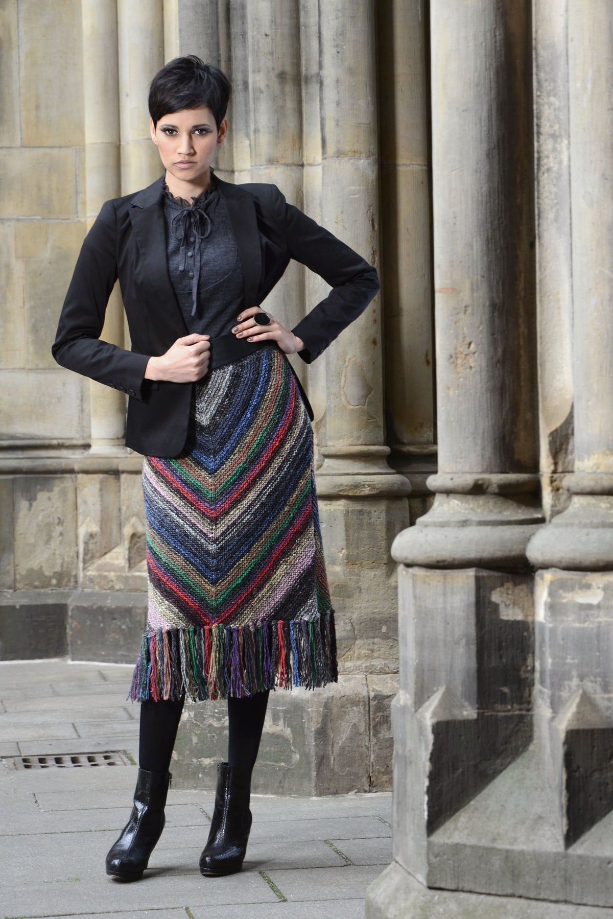 Rock Courtney aus buntem Verlaufsgarn, kraus rechts gestrickt mit diagonalen Streifen und Fransen.