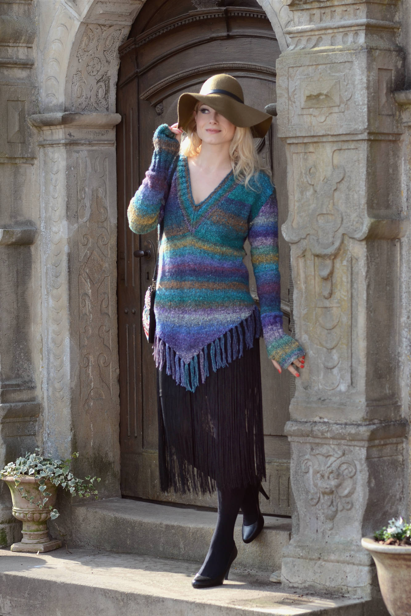 Pullover Daenarys aus buntem Verlaufsgarn mit spitz zulaufendem Saum und Fransen.