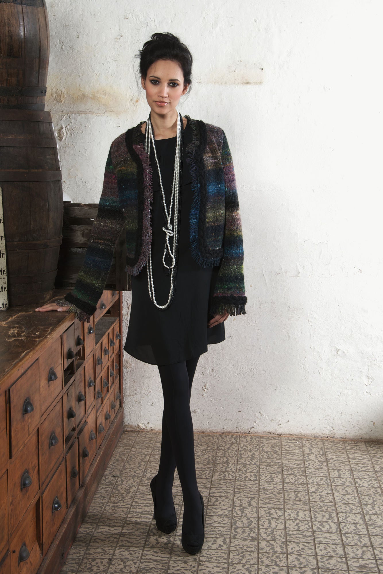 Jacke Midnight Cookie aus buntem Verlaufsgarn im Chanel-Stil mit zweifarbiger Fransenblende.