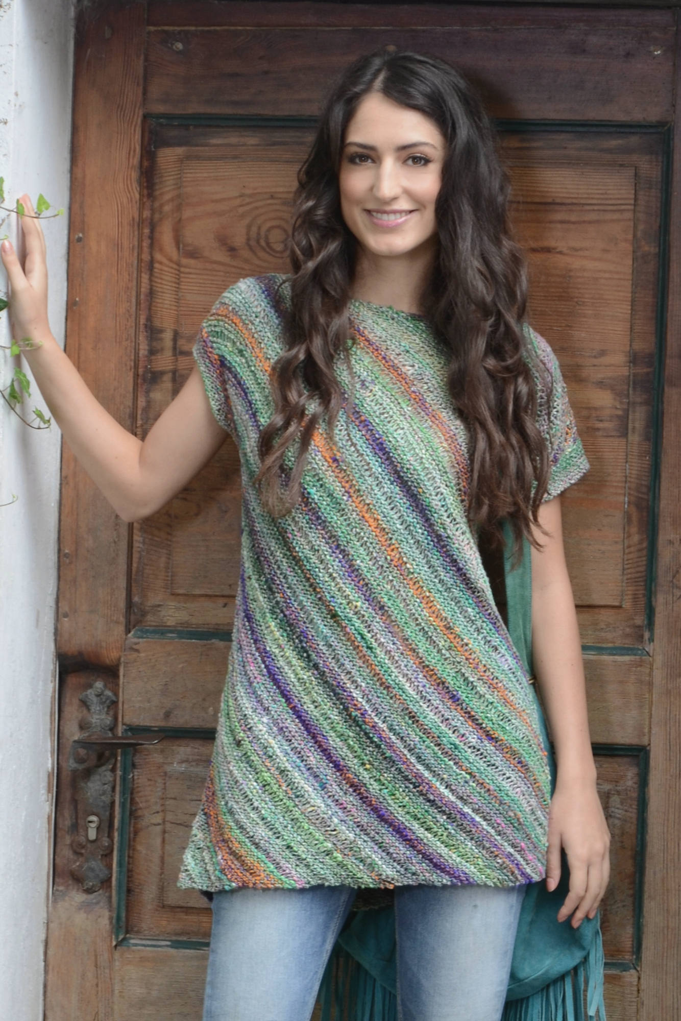 Fallmaschenpullover Midori aus buntem Verlaufsgarn, diagonal gestrickt.