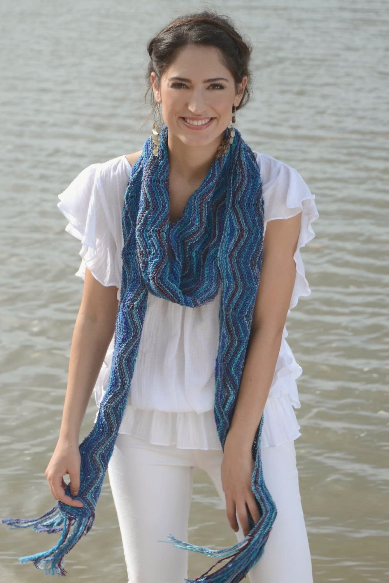 Schal Nanami aus buntem Verlaufsgarn, quer gestricktes Zackenmuster mit Fransen.