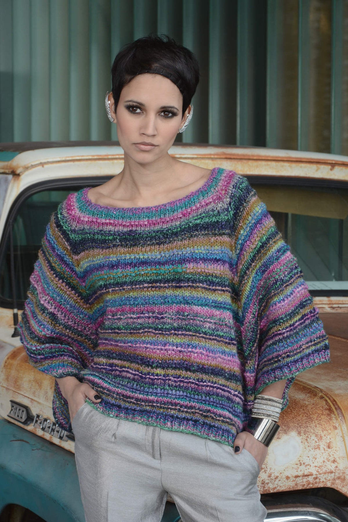 Poncho Agyness & Loop Ashley, Strickmodell in einer weiteren Ansicht