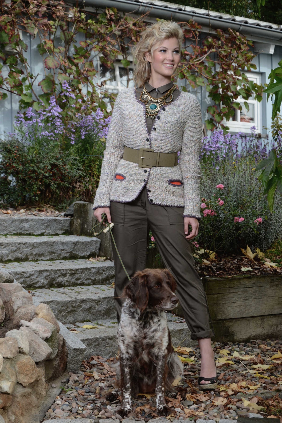 Jacke Pearly aus buntem Verlaufsgarn, kraus rechts gestrickt mit gehäkelter Kontrastkante.