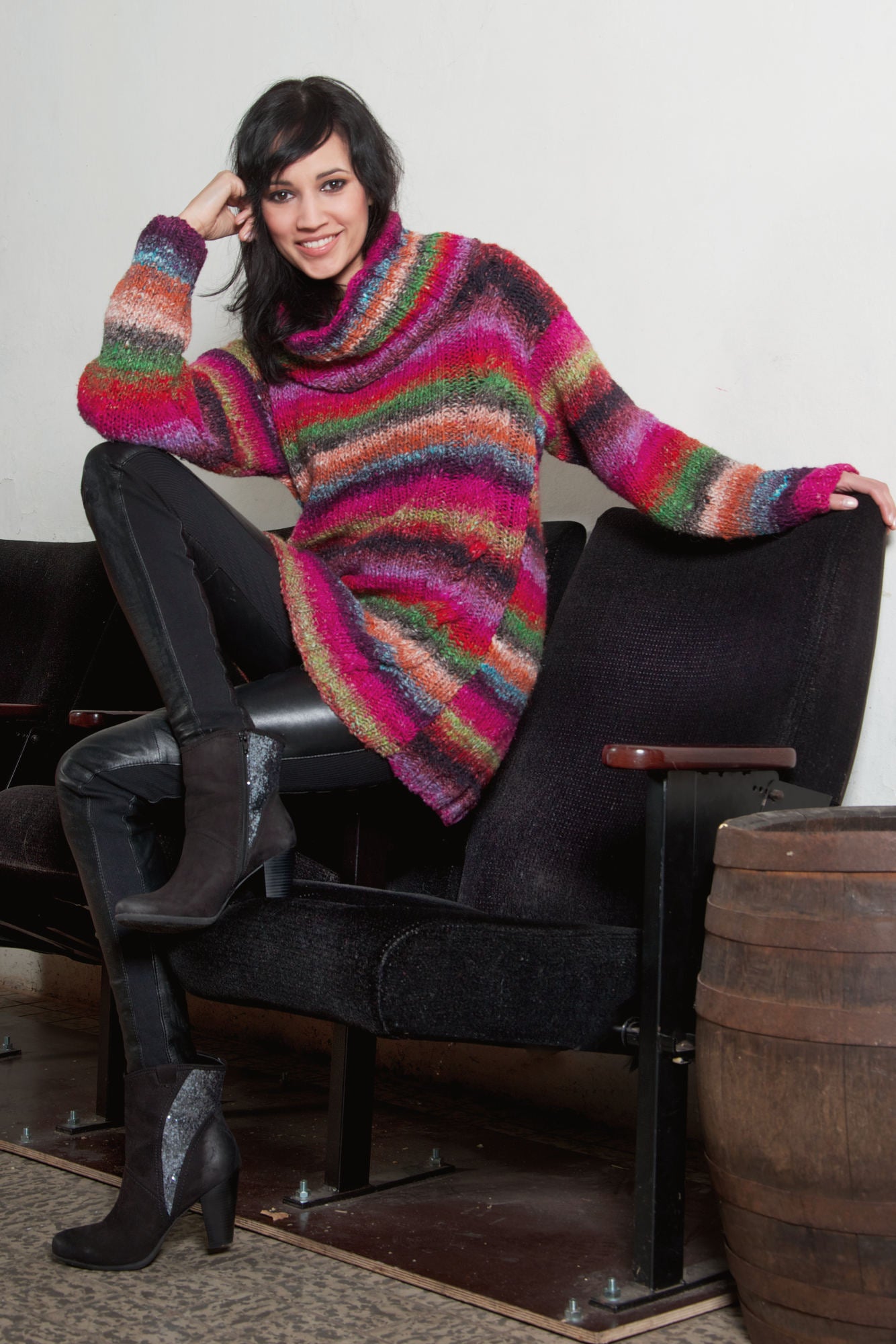 Oversize-Zopfpullover Rhubarb Pumpkin aus buntem Verlaufsgarn mit weitem Rollkragen.
