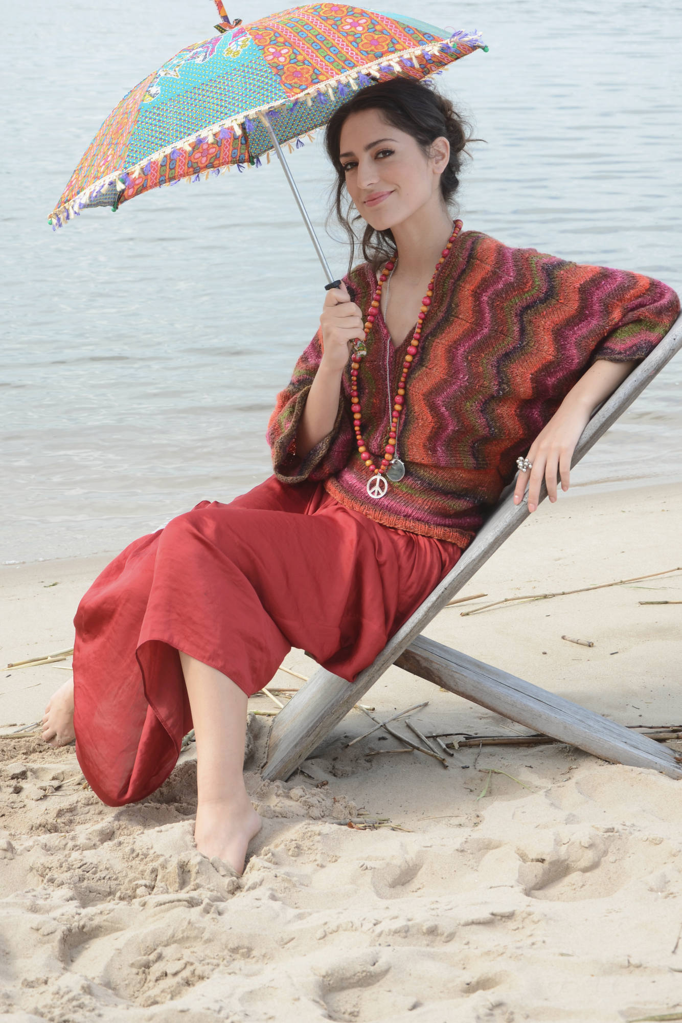 Pullover Sakura aus buntem Verlaufsgarn im Zackenmuster, mit weiten Fledermausärmeln.