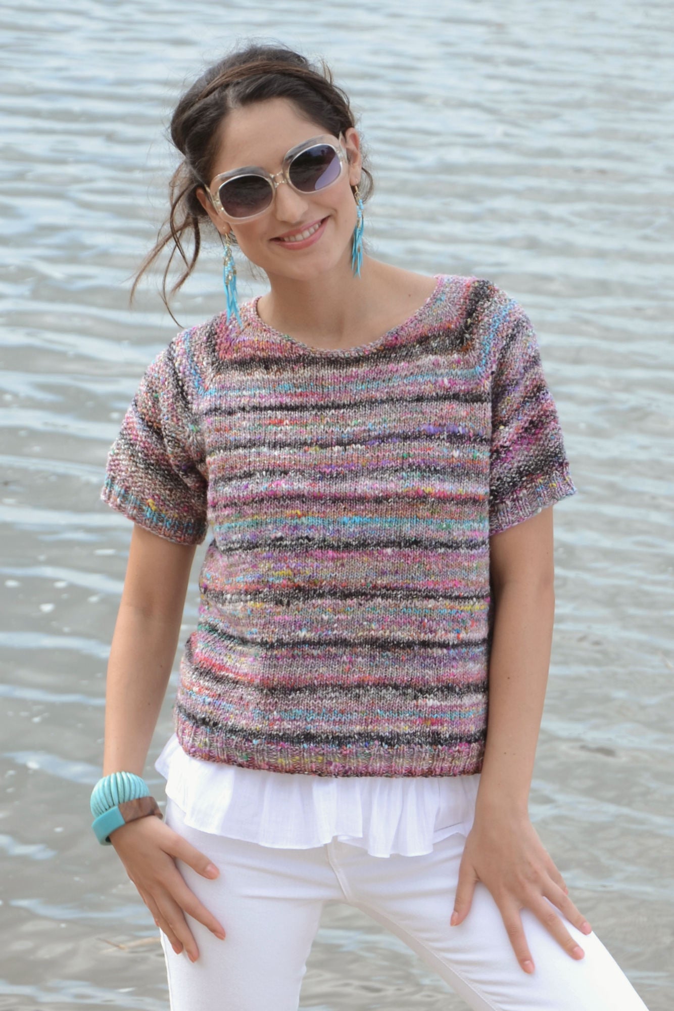 Raglanpullover Sayuri aus buntem Verlaufsgarn, von oben nach unten gestrickt, mit kurzen Ärmeln.