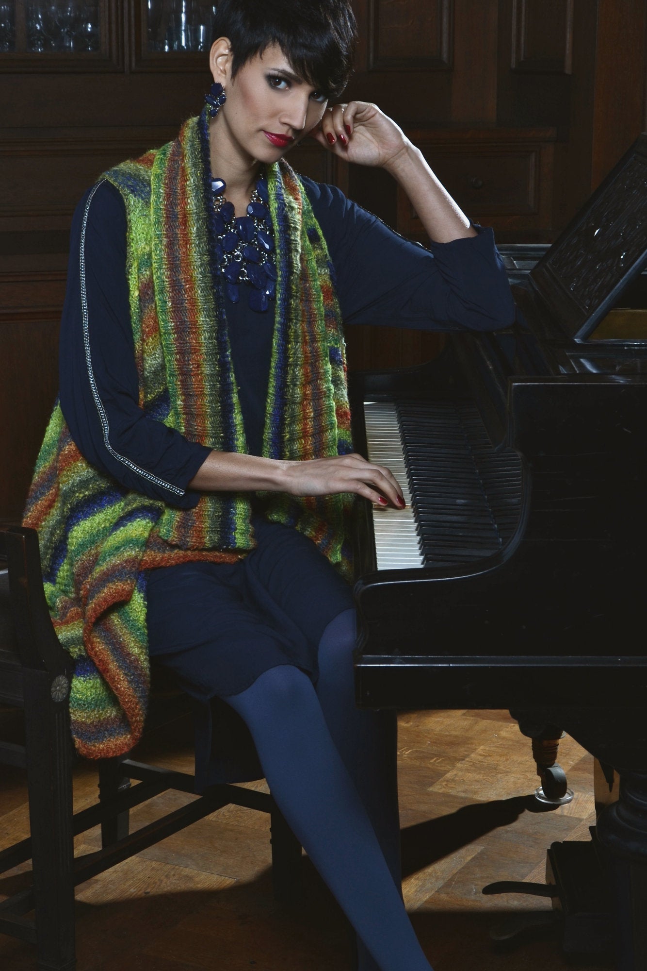 Quer gestrickte Oversize-Jacke Seeder aus buntem Verlaufsgarn im großen Perlmuster.