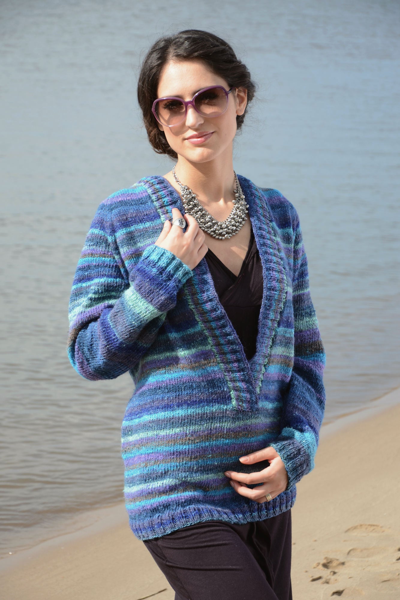 Raglanpullover Sora aus buntem Verlaufsgarn, lang geschnitten mit breiten Raglanlinien.