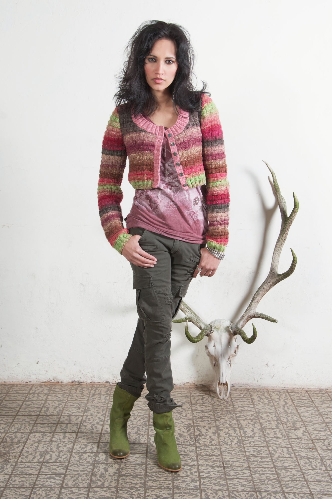 Kurzjacke Sweet Treat aus buntem Verlaufsgarn im Flechtmuster mit Kontrastblenden.