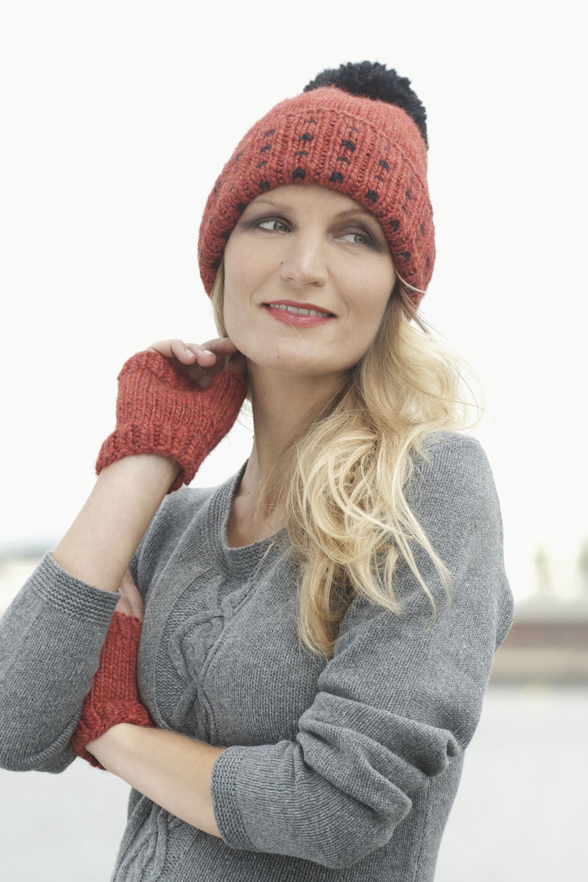 Loop, Mütze, Schal & Handschuhe Hot Chilli und Masala, Strickmodell in einer weiteren Ansicht