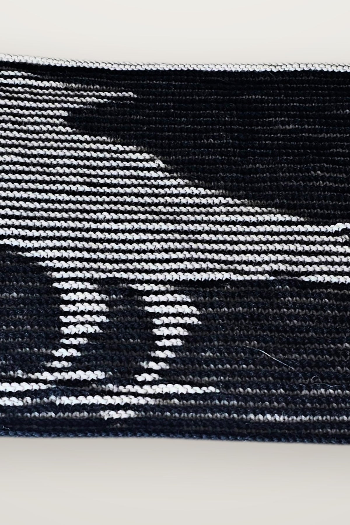 Kissen Obsidian King - Rabe, Detail