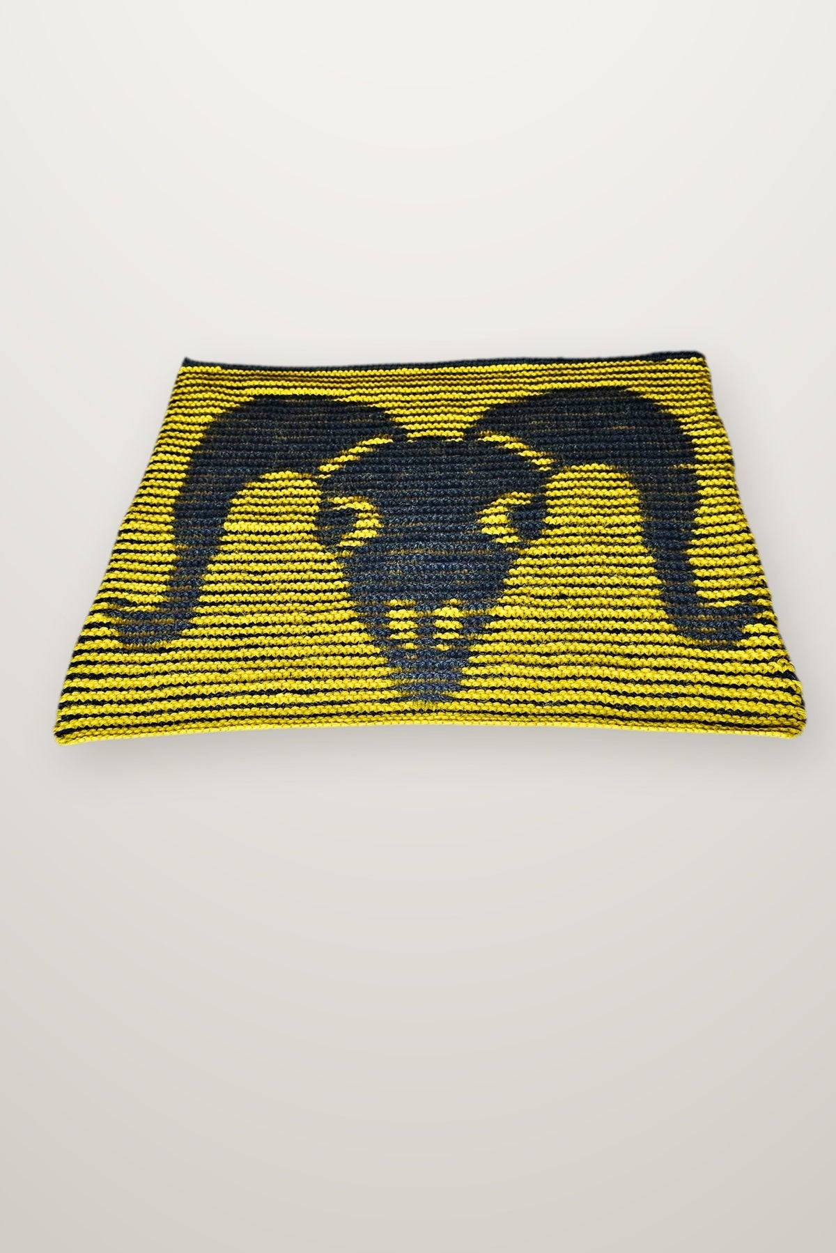 Kissen Sinwoven - Totenschädel, Strickmodell in einer weiteren Ansicht