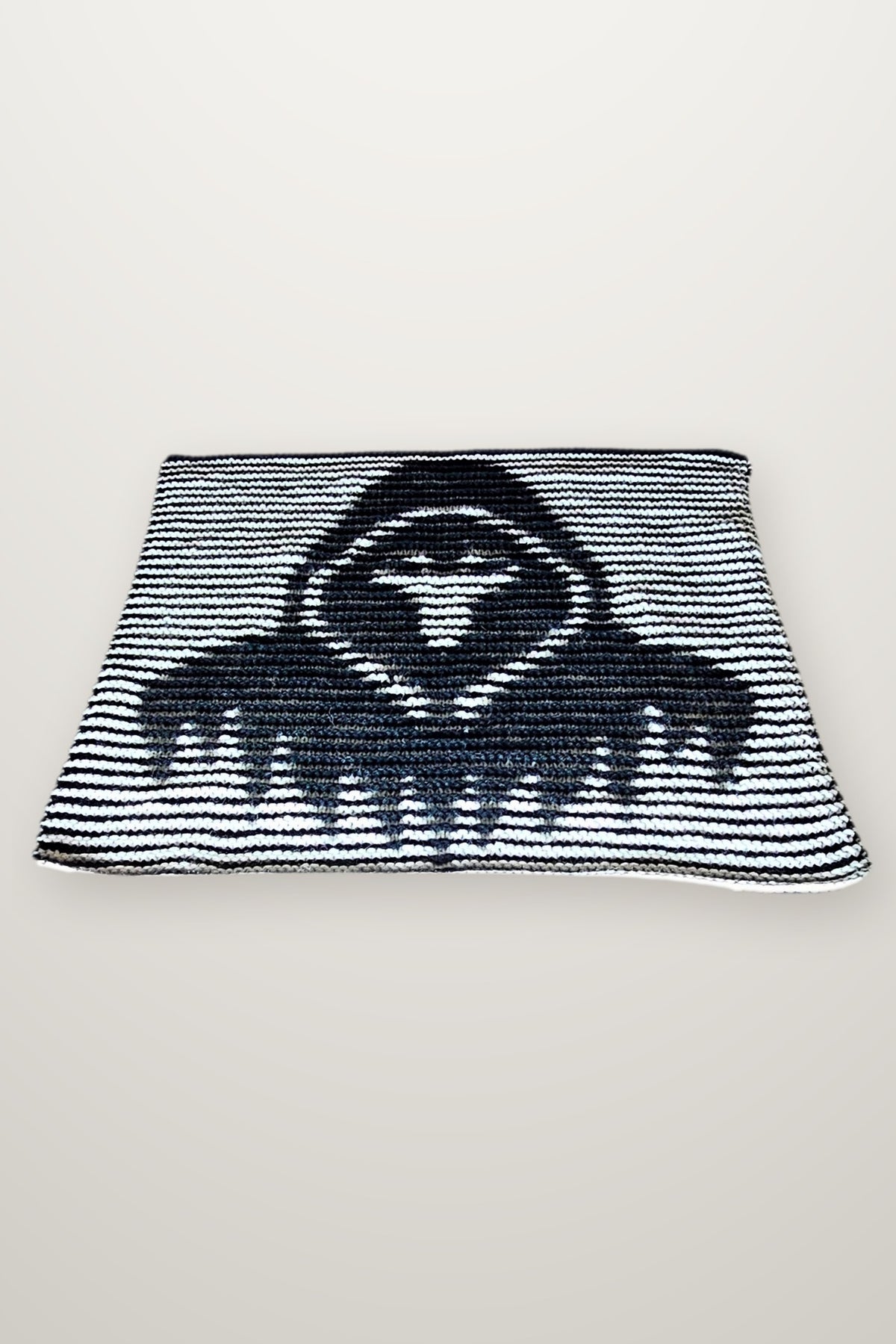 Kissen Veiled One, Strickmodell in einer weiteren Ansicht