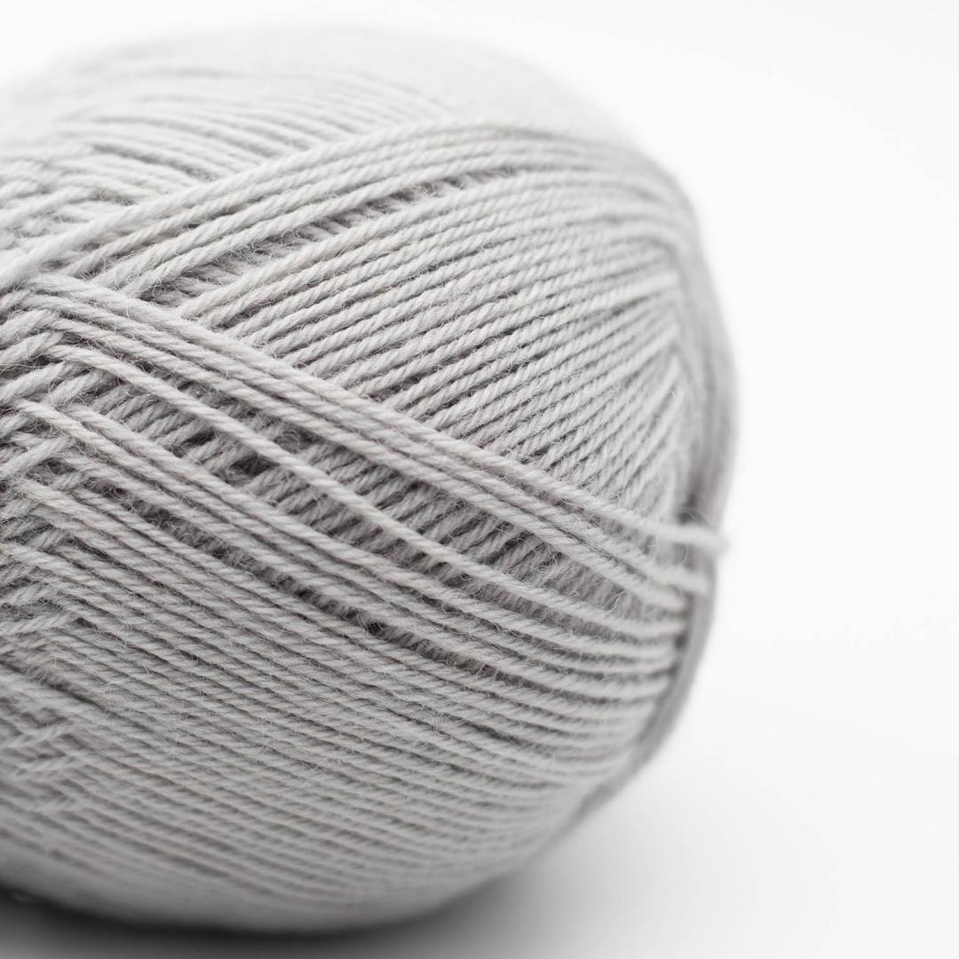 Kremke Edelweiss Classic 4fach 100g non-superwash, Farbe 423 Hellgrau: 75 % Wolle, 25 % Polyester