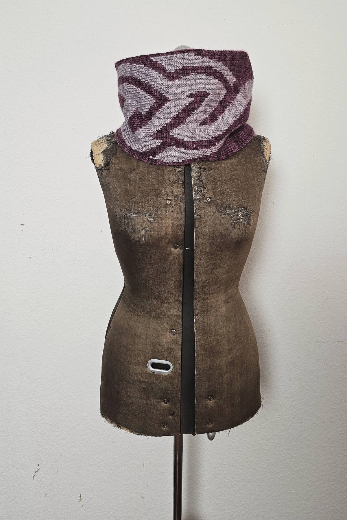 Loop Branded, Strickmodell in einer weiteren Ansicht