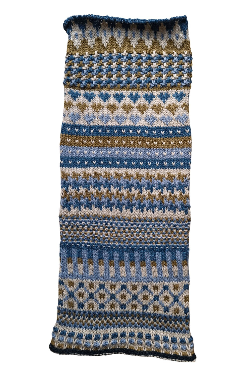 Loop Nordic Scholar, Farbvariante in Blau, Hellblau, Oliv und Naturweiß, liegend im Einstrickmuster