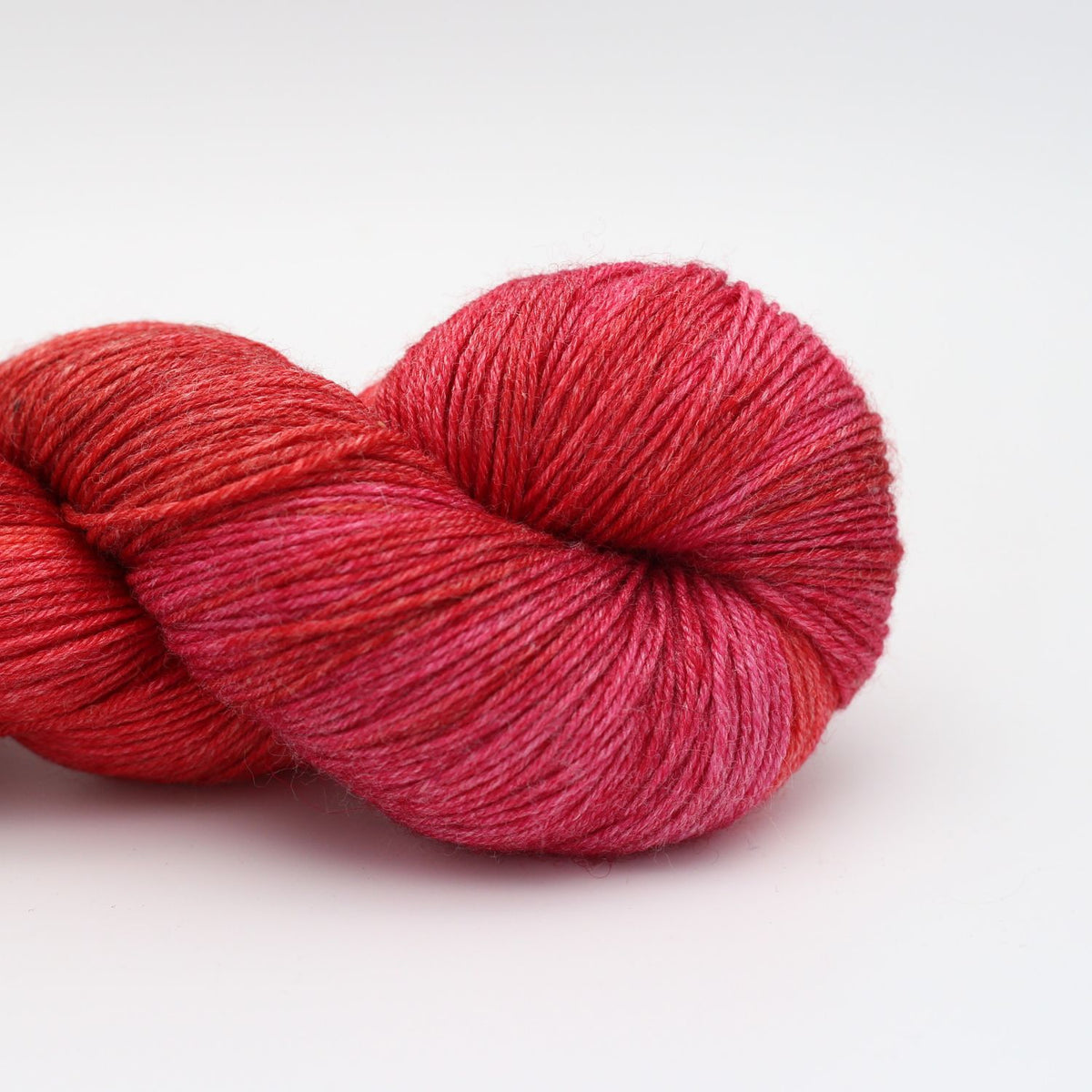 Manos del Uruguay Bambok, Farbe b6907 Rouge: 70 % Merinowolle, 30 % Viskose aus Bambus