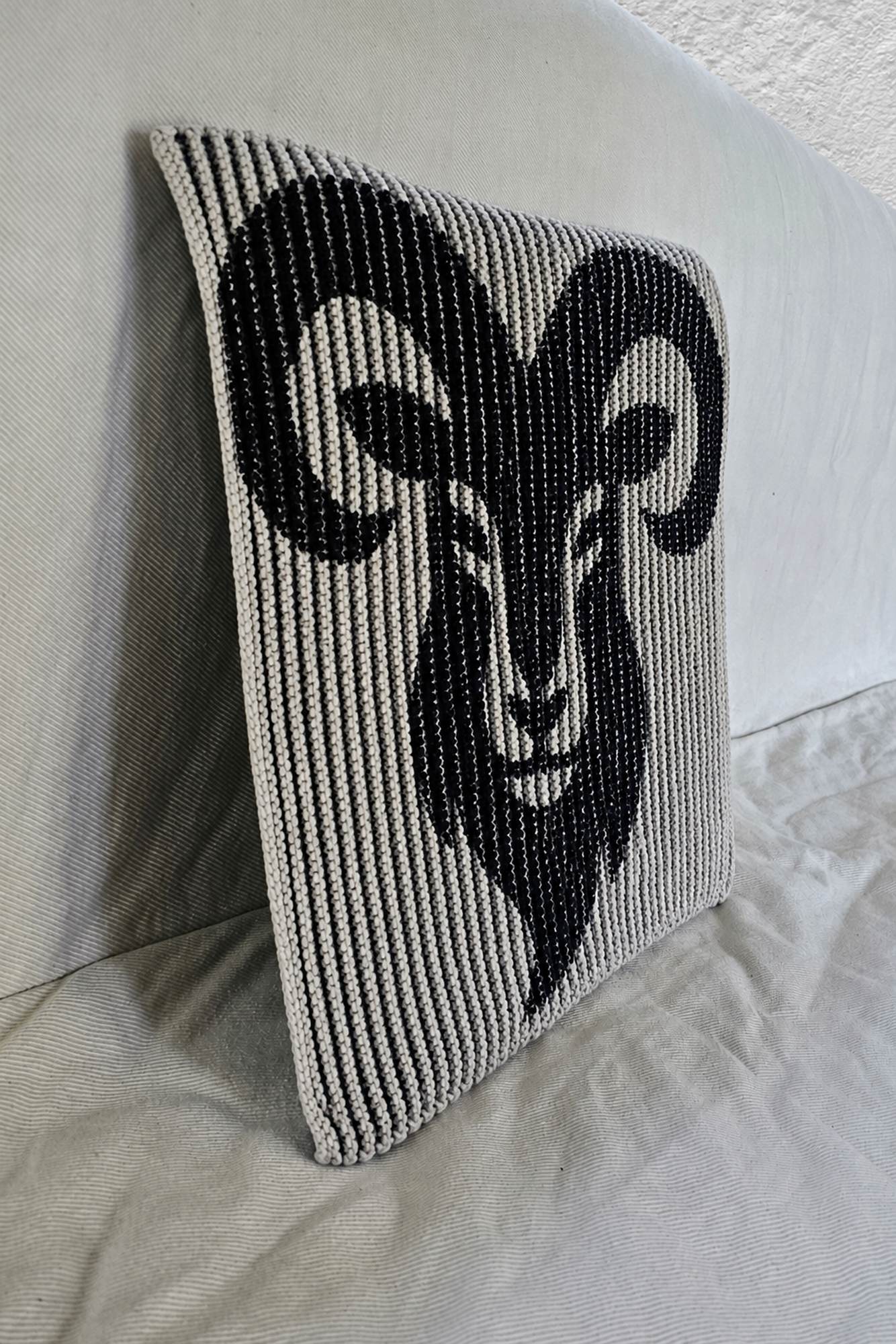 Schattenstrick-Kissen mit dem Motiv Aries, Sternzeichen Widder, zweifarbig gestrickt