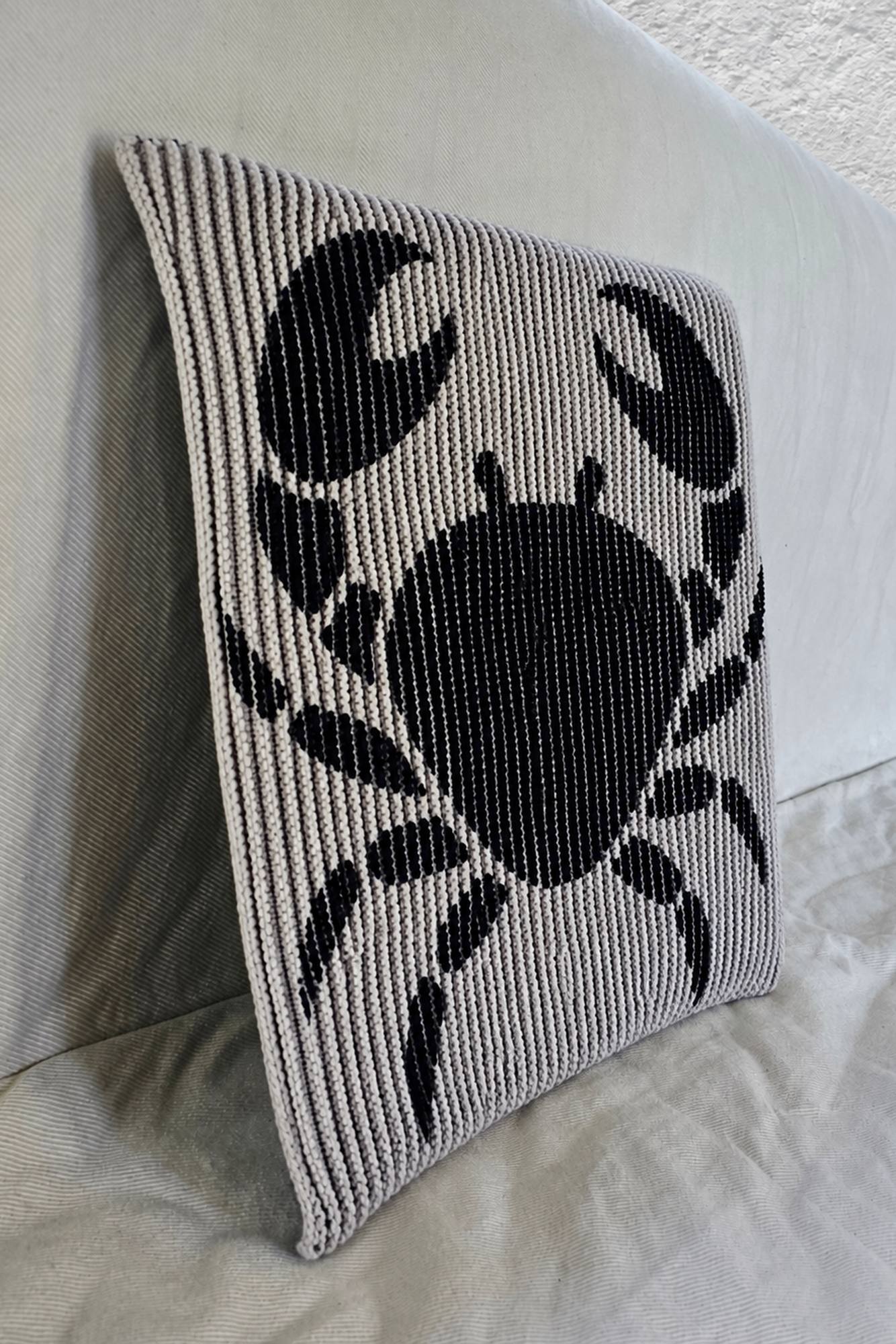 Schattenstrick-Kissen mit dem Motiv Cancer, Sternzeichen Krebs, zweifarbig gestrickt