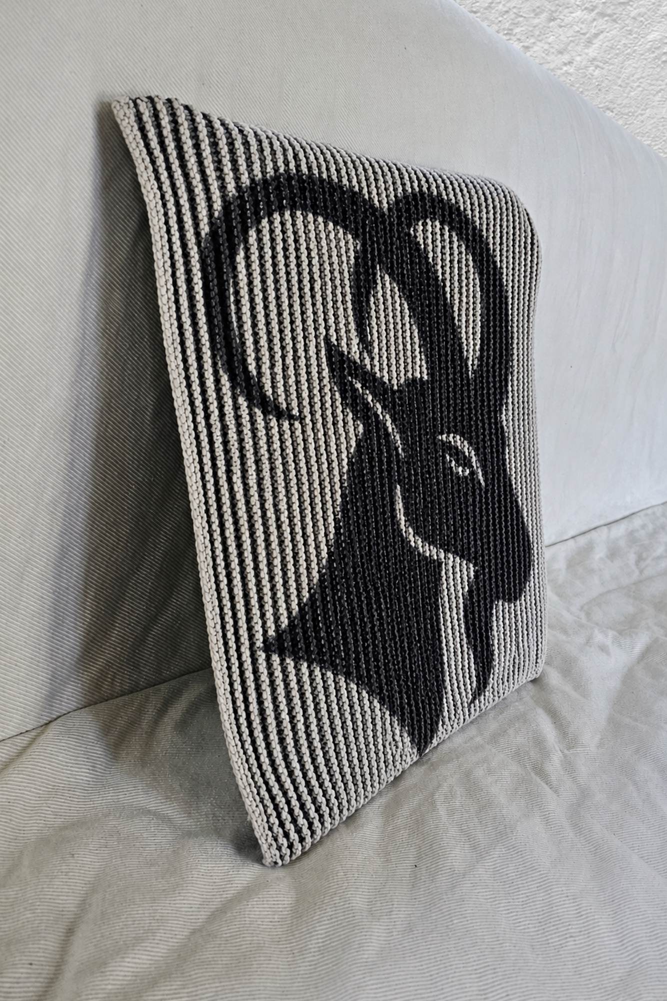 Schattenstrick-Kissen mit dem Motiv Capricorn, Sternzeichen Steinbock, zweifarbig gestrickt