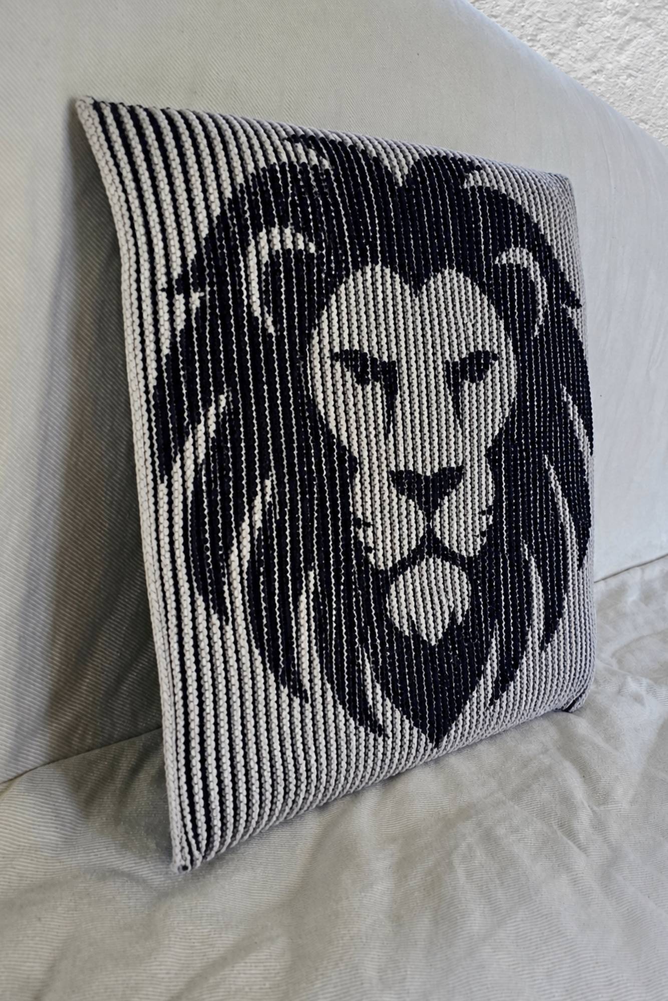 Schattenstrick-Kissen mit dem Motiv Leo, Sternzeichen Löwe, zweifarbig gestrickt