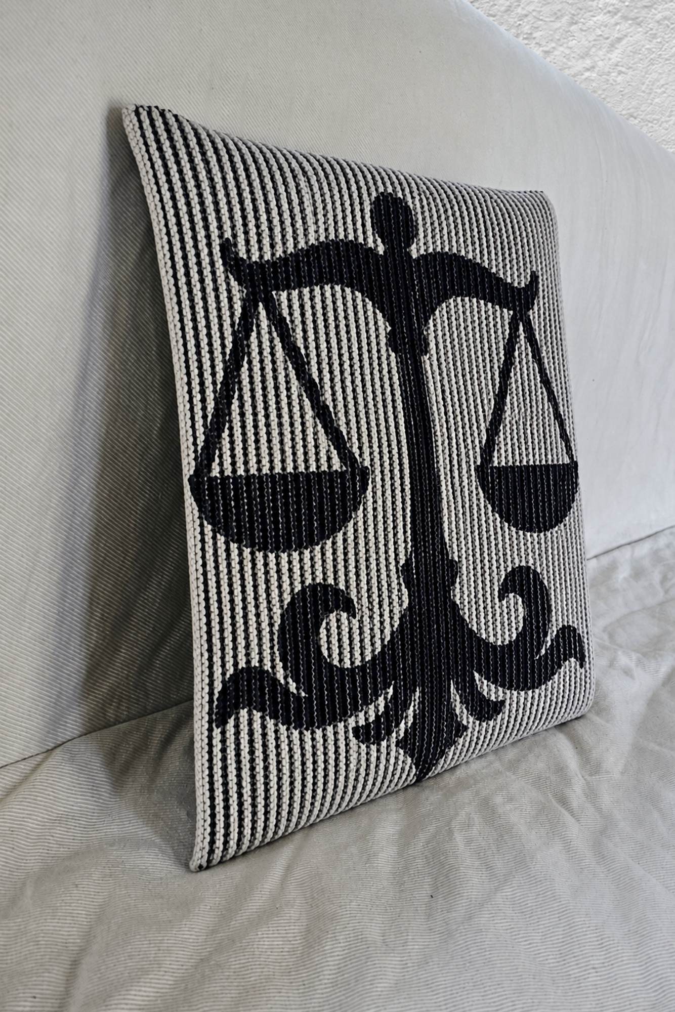 Schattenstrick-Kissen mit dem Motiv Libra, Sternzeichen Waage, zweifarbig gestrickt