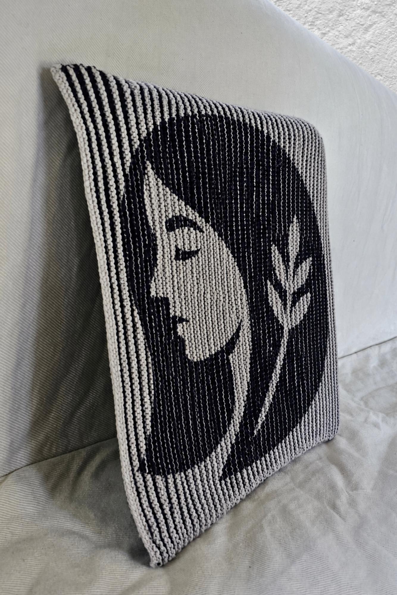 Schattenstrick-Kissen mit dem Motiv Virgo, Sternzeichen Jungfrau, zweifarbig gestrickt