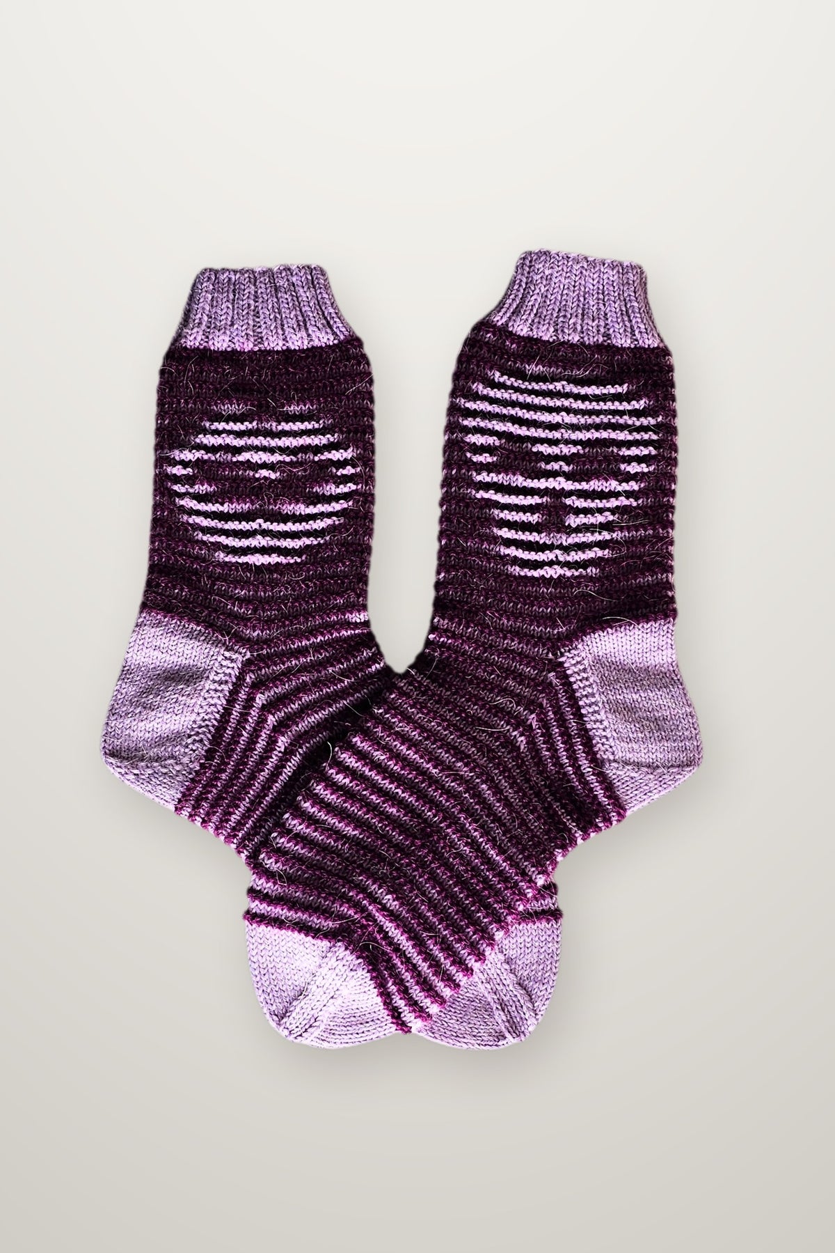 Socken Kissed By Death - Totenschädel & Kuss, Strickmodell in einer weiteren Ansicht