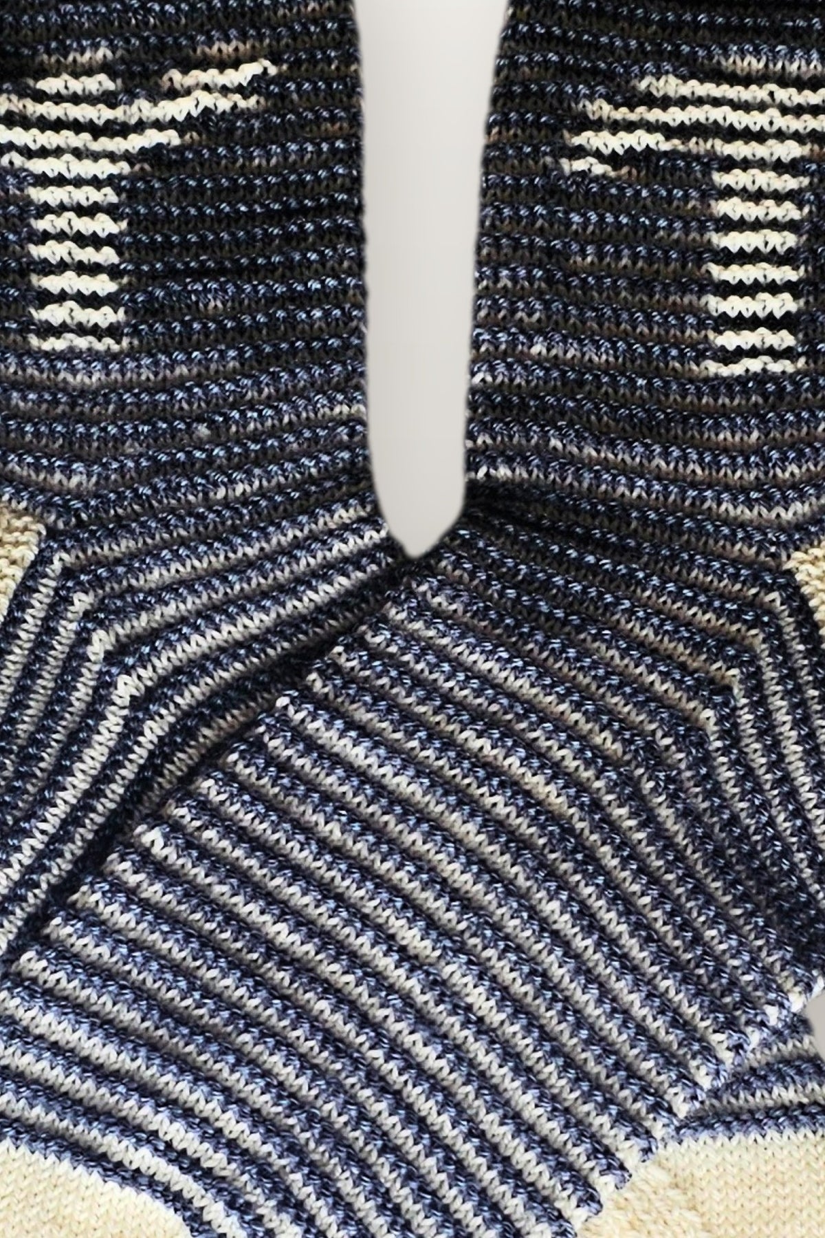 Socken Oath - Rune Algiz & Tiwaz, Detail