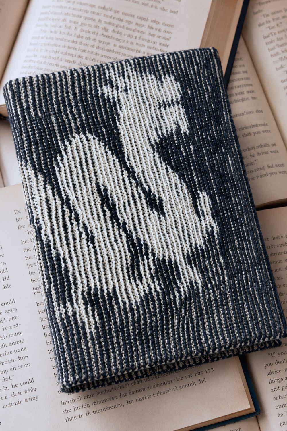 Strickset Buchhülle Thorn: Strickanleitung und Wolle The Merry Merino 220 von Kremke