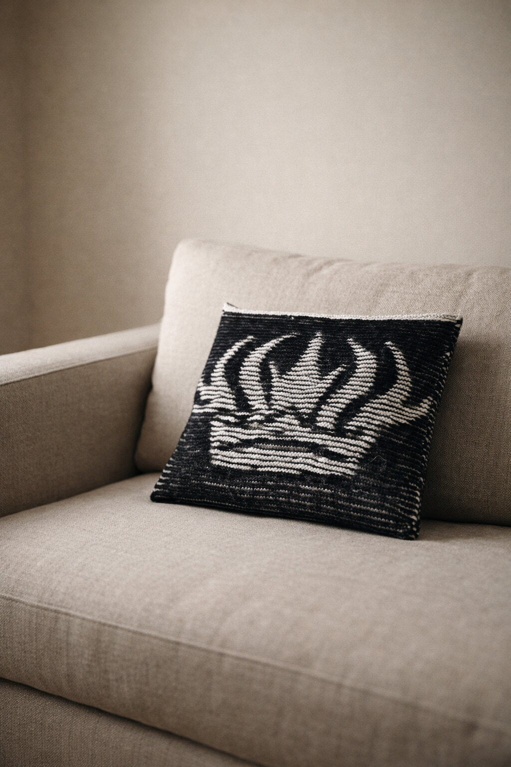 Strickset Kissen Ember Queen: Strickanleitung und Wolle Kremke The Merry Merino 140, Schattenstrick-Kissen