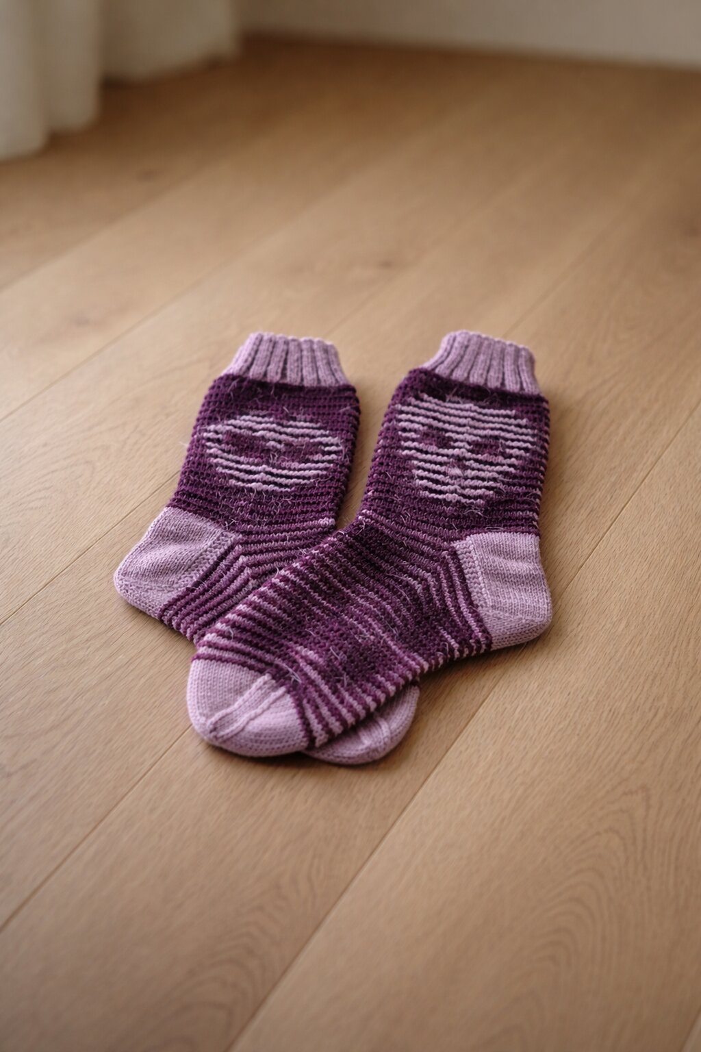 Strickset Socken Kissed By Death: Strickanleitung und Wolle Cowgirlblues Proper Sock, Schattenstrick-Socken