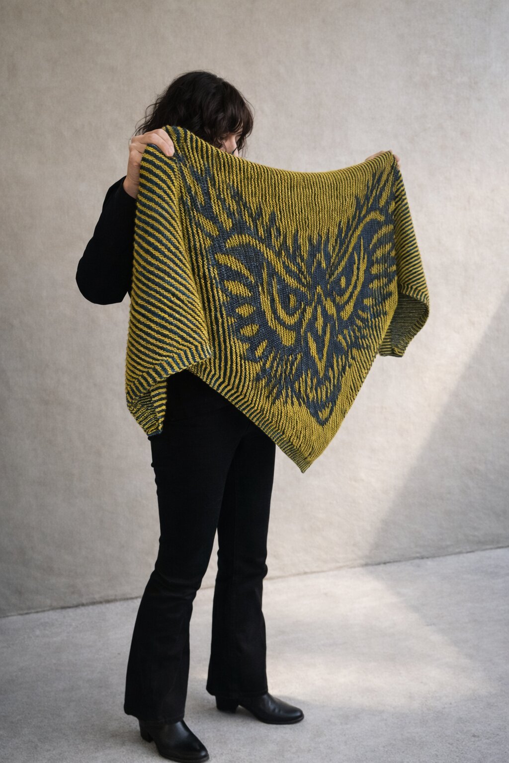 Strickset Tuch Morrowyn: Strickanleitung und Wolle Cowgirlblues Merino DK Solids, Schattenstrick-Tuch