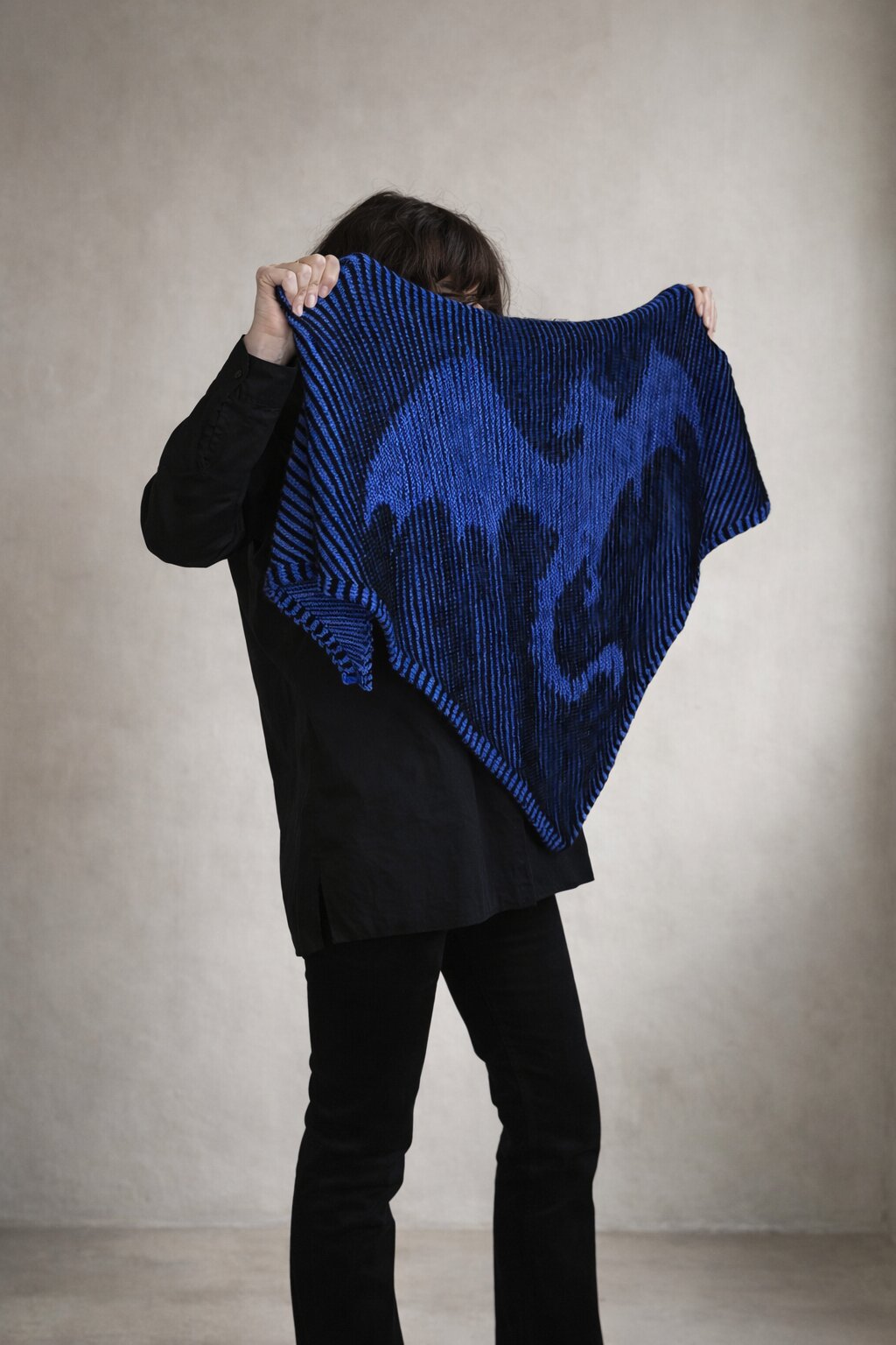 Strickset Tuch Shadow Wings: Strickanleitung und Wolle Kremke The Merry Merino 140 und Cowgirlblues Merino DK Solids, Schattenstrick-Tuch