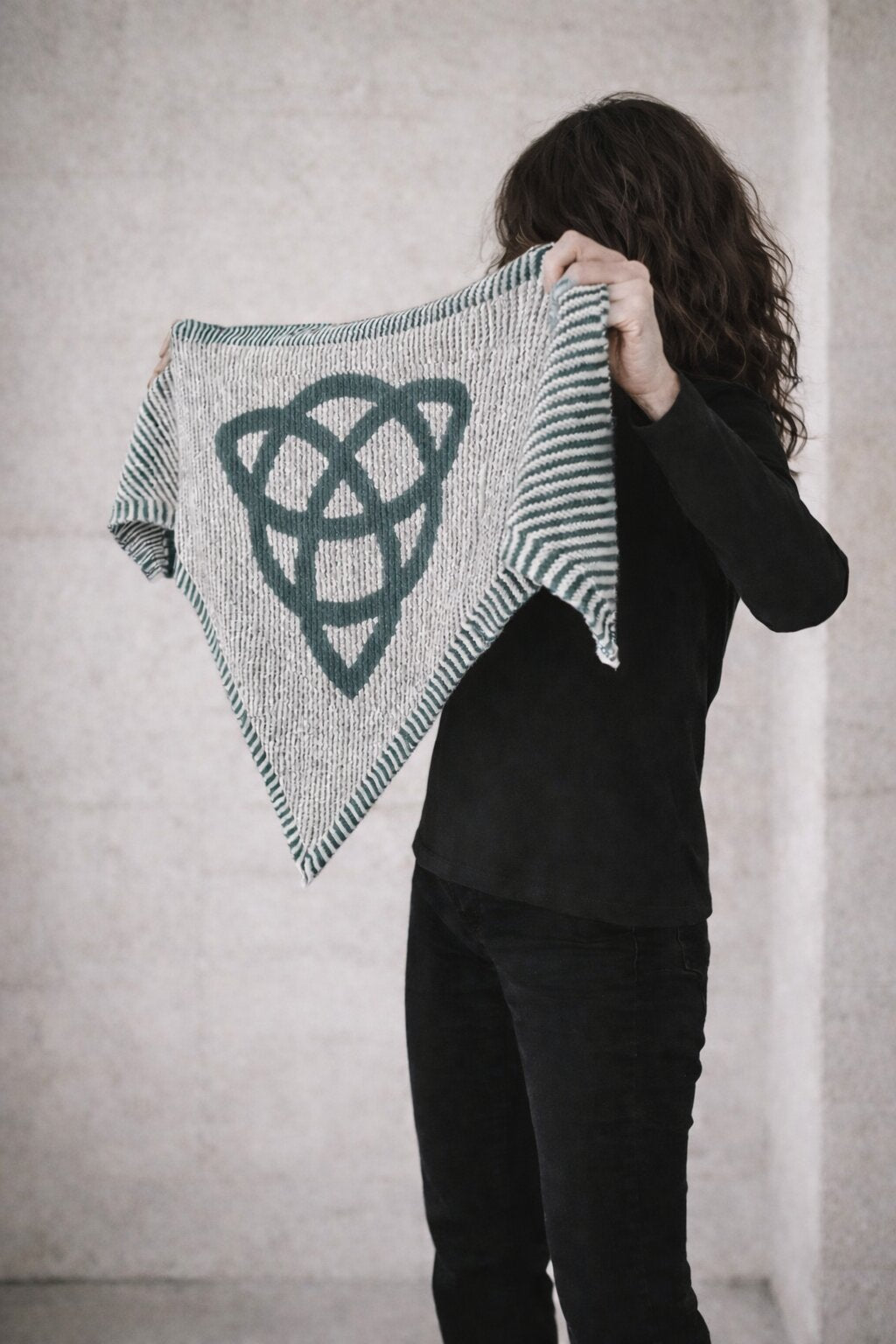 Strickset Tuch Trinity: Strickanleitung und Wolle Kremke The Merry Merino 140, Schattenstrick-Tuch