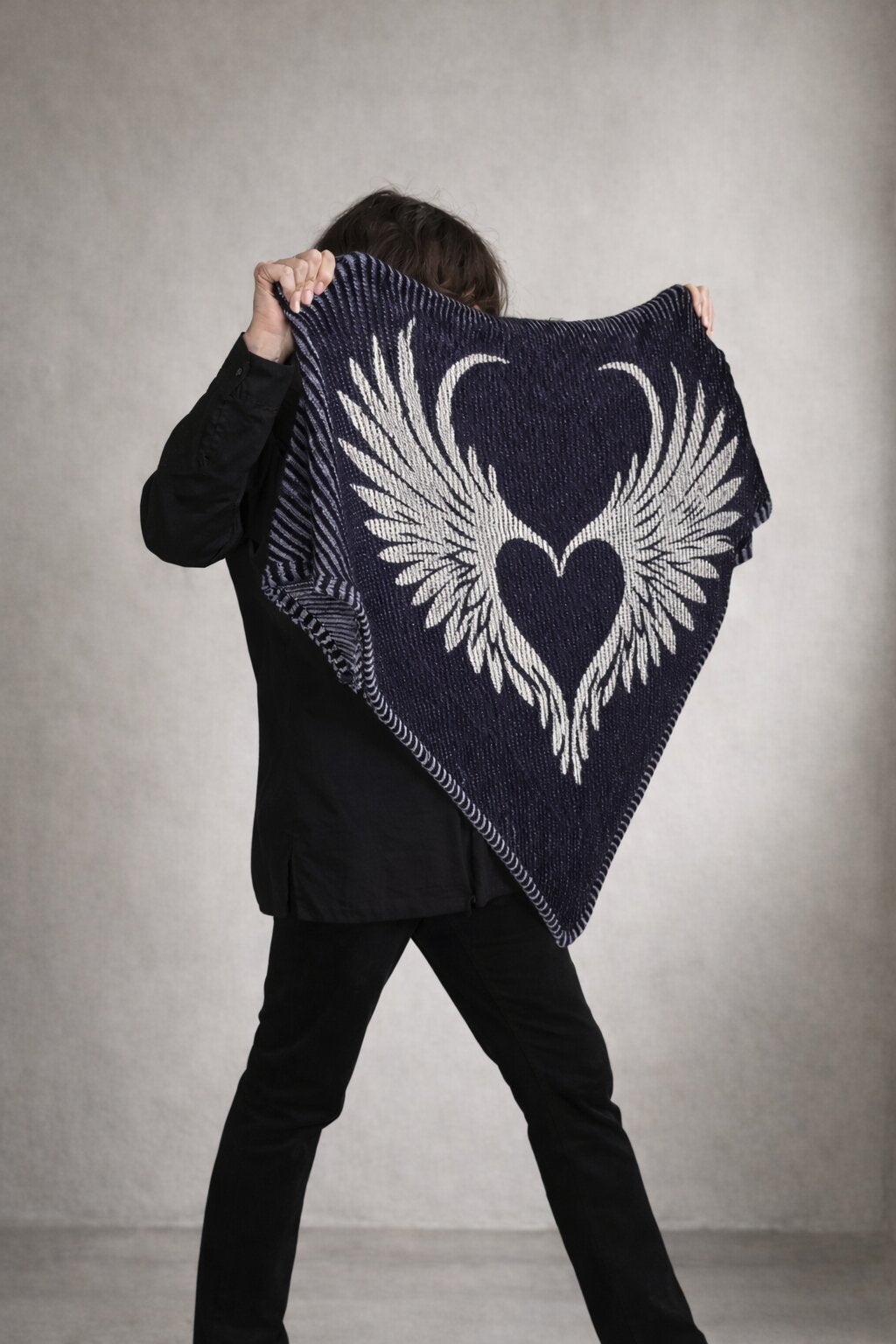 Strickset Tuch True Devotion: Strickanleitung und Wolle Kremke The Merry Merino 140, Schattenstrick-Tuch